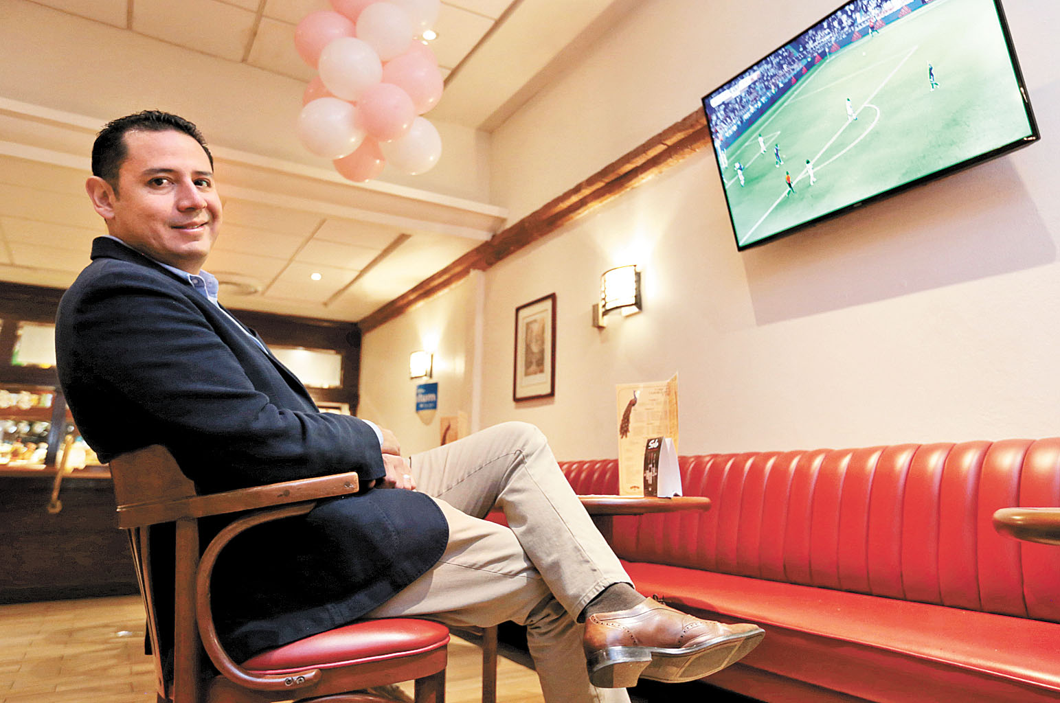 Disfrutando uno de sus deportes favoritos: el futbol soccer. (Jesús Quintanar)