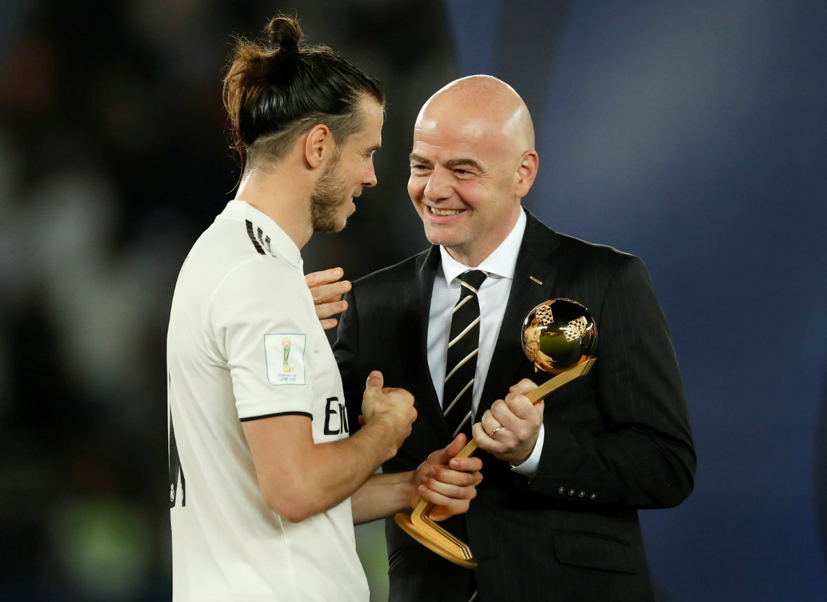 Gianni Infantino le entrega el Balón de Oro del Mundial de Clubes a Gareth Bale (Reuters)