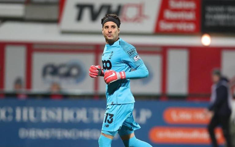 Guillermo Ochoa fue titular en la victoria del Standard Lieja (Twitter @StandardLiegeES)