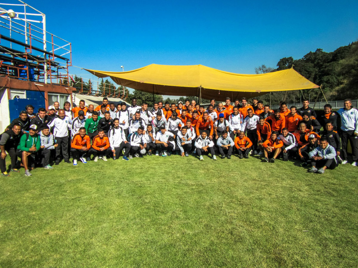 Jugadores de Zacatepec y Alebrijes en convivencia (Cortesía)