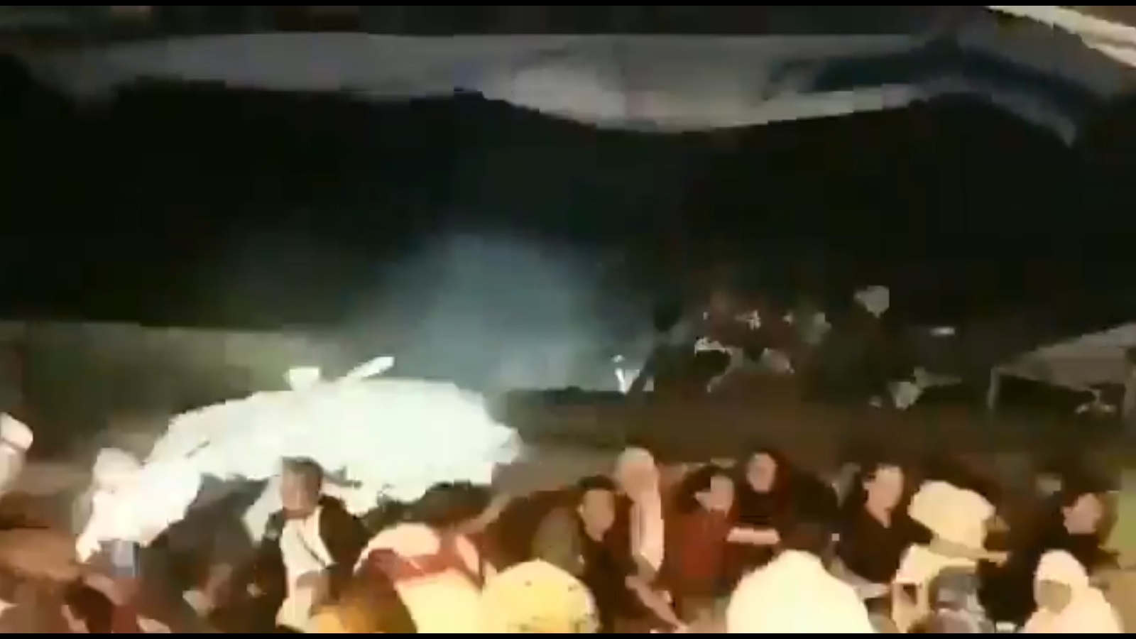 El tsunami en Indonesia dejó varias personas muertes y casi 600 heridos. (Captura de pantalla)