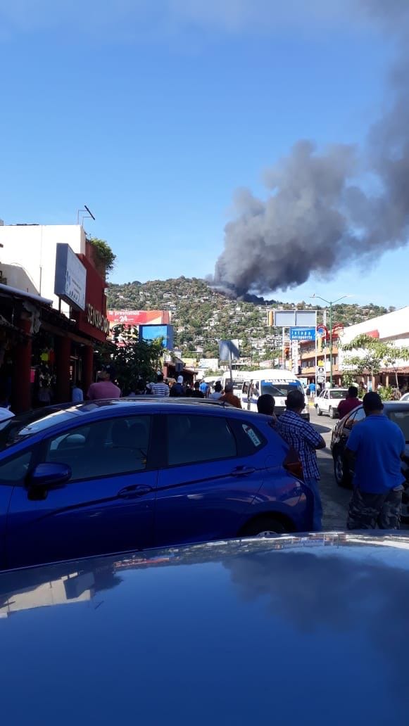 Al lugar acudieron elementos de la Unidad de Bomberos y Protección Civil (Foto: Javier Trujillo).