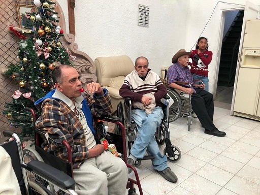 Los adultos mayores encuentran a otros amigos en el asilo. Mariana Ramos