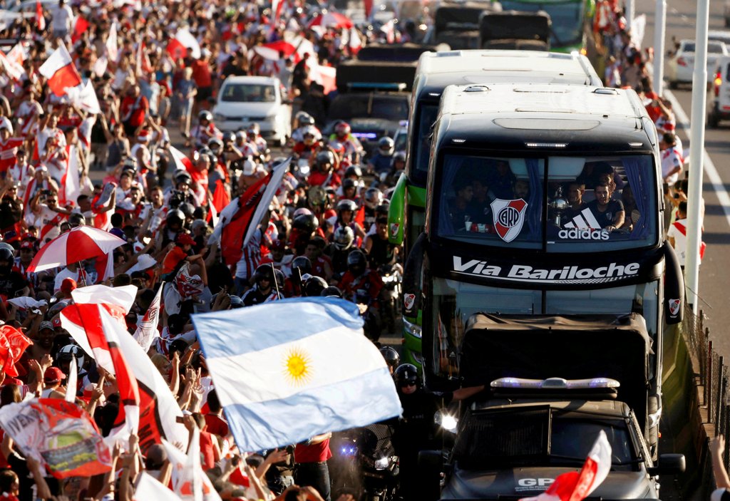 Así fue la caravana que acompañó a los jugadores de River Plate (Reuters)