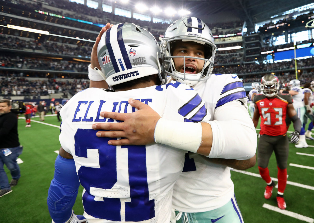 Dak Prescott  y Ezekiel Elliott tras el triunfo sobre los Bucaneros de Tampa Bay (Reuters)