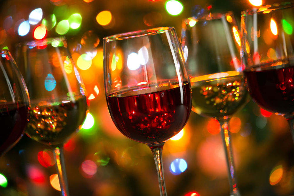 Te decimos qué vino elegir para que tu cena navideña sea todo un éxito. (Shutterstock)