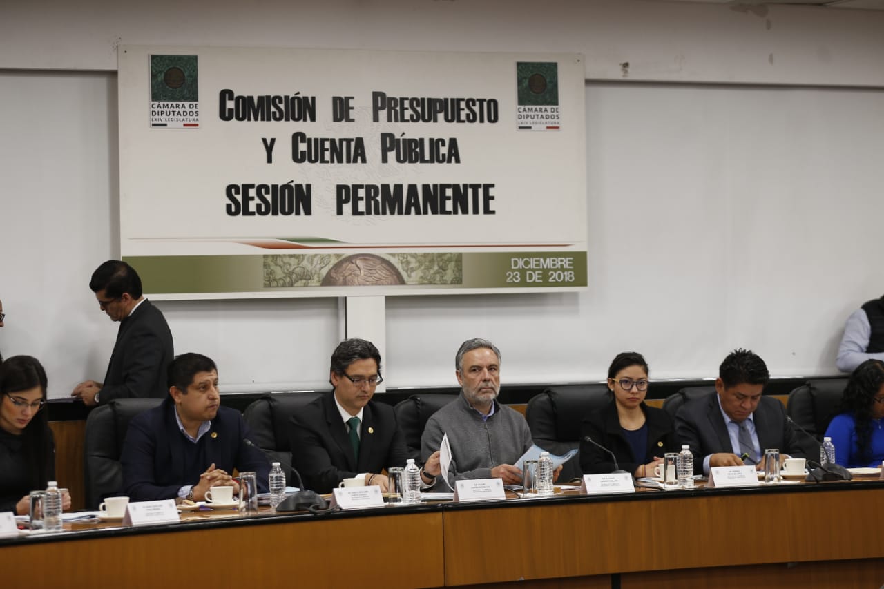 Los diputados discuten el proyecto de dictamen en la Comisión de Presupuesto (Héctor Téllez)