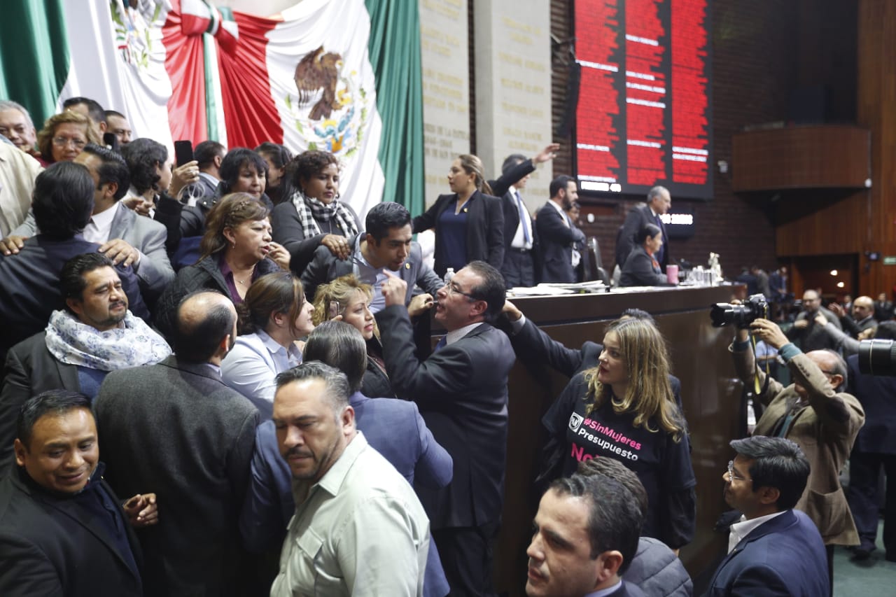 Diputados del PAN intentaron tomar la tribuna como protesta por el proyecto de Presupuesto. |Héctor Téllez