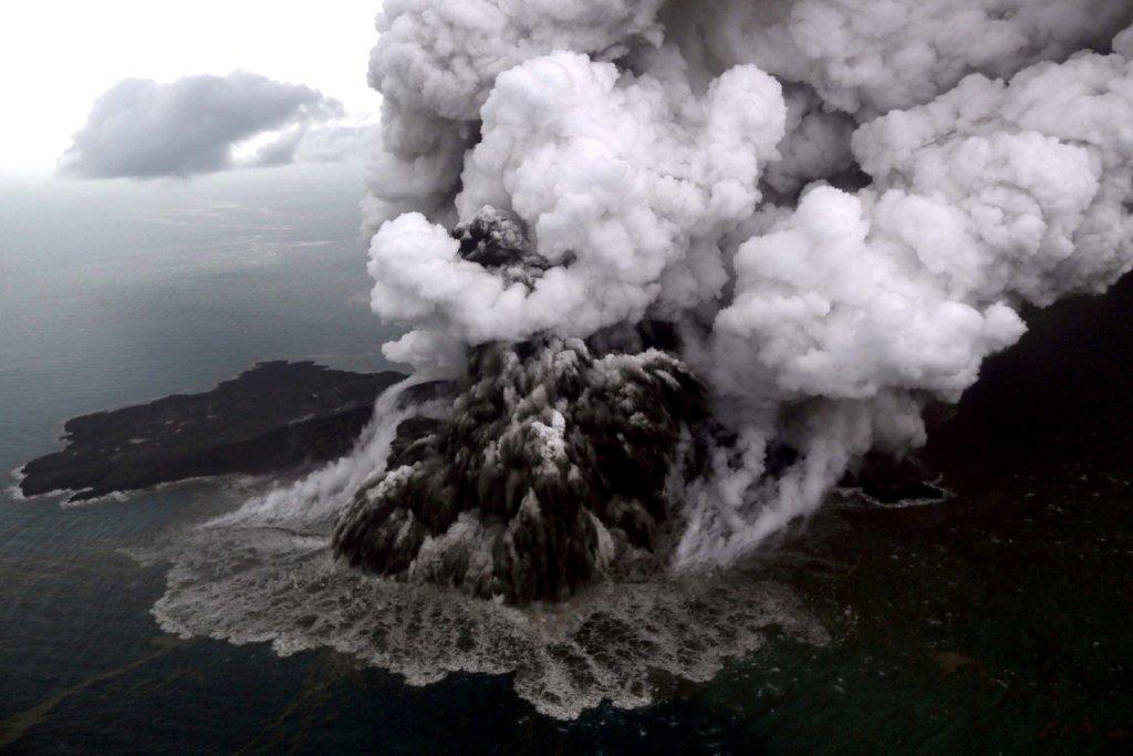La erupción pudo crear un corrimiento de tierra submarino que a su vez ocasionó un maremoto. Reuters