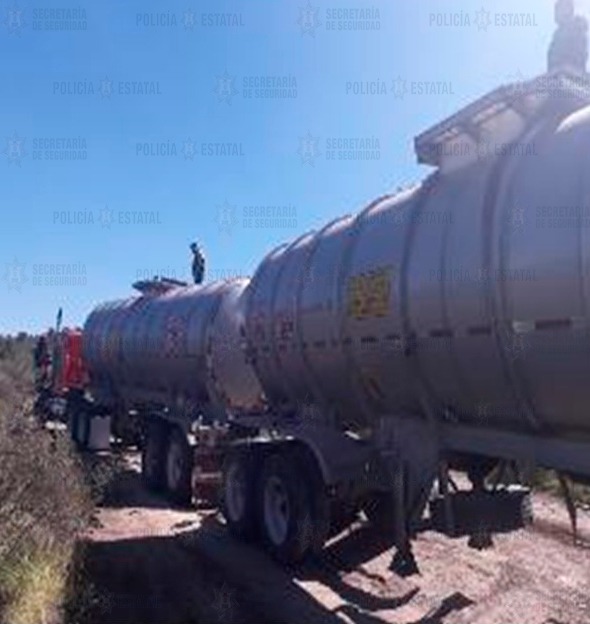 Se halló una manguera conectada a una toma con desembocadura al vehículo. (Especial)