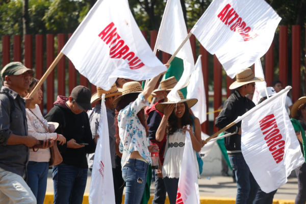 Integrantes de Antorcha Campesina mantienen un plantón frente a la Cámara de Diputados. |Araceli López