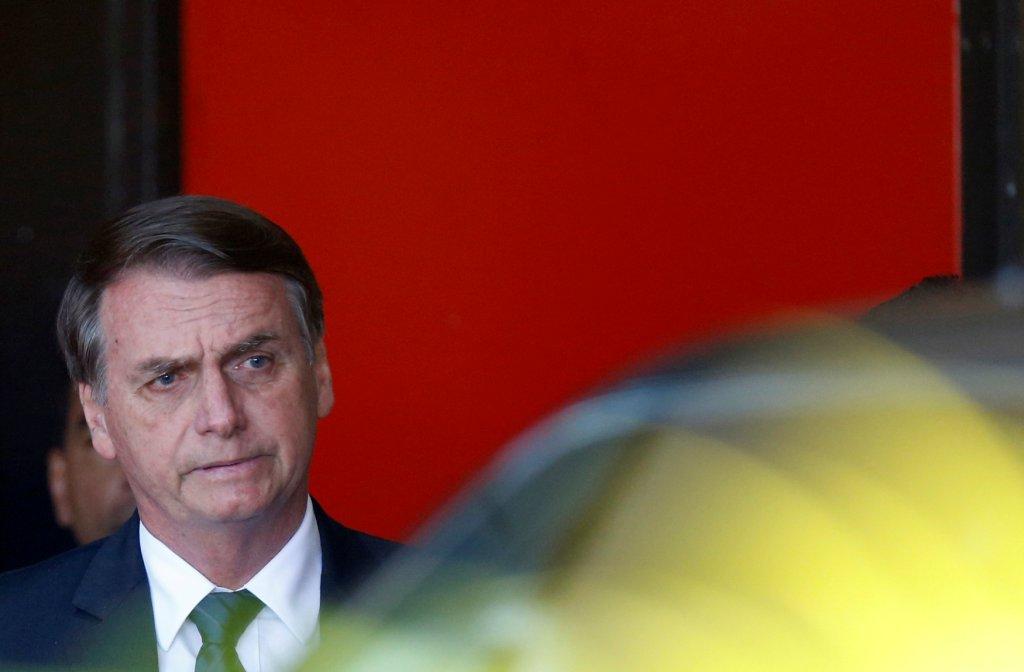 Jair Bolsonaro saliendo de la Casa de transición en Brasilia (Reuters)