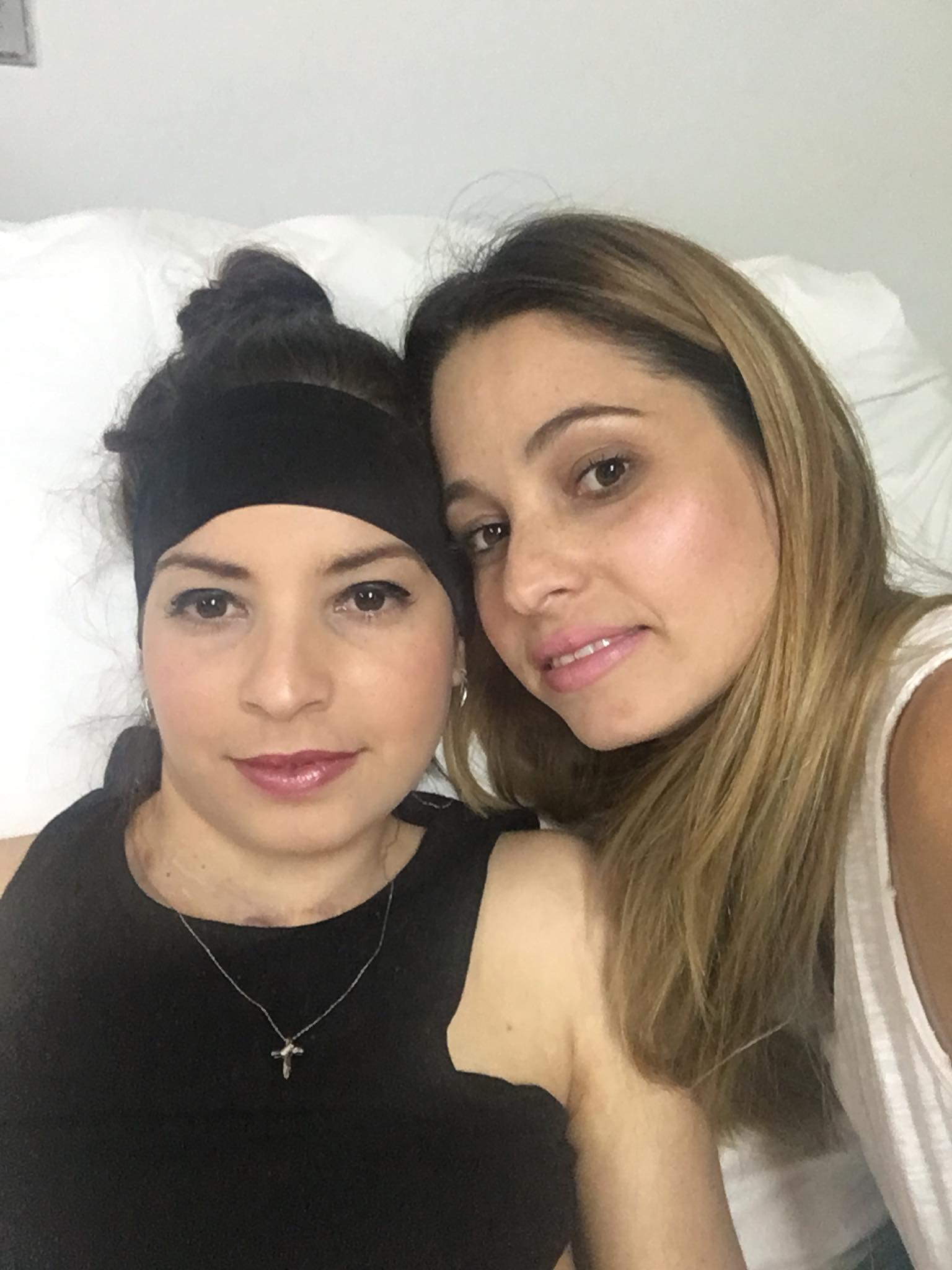 La joven apareció vestida de negro por el luto que guarda por los pasajeros fallecidos.