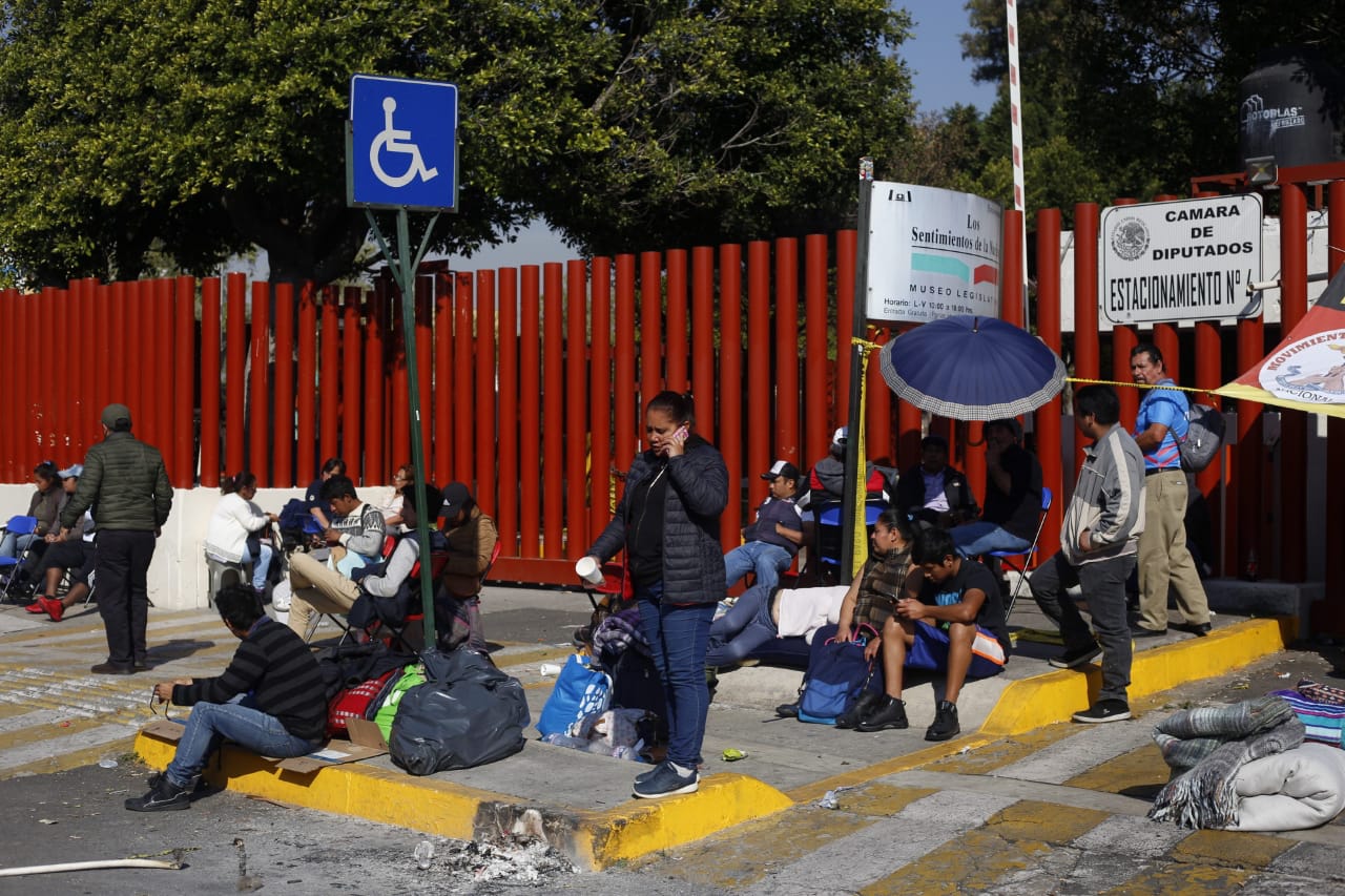 Manifestantes bloquean entradas en la Cámara de Diputados. (Araceli López | Milenio)