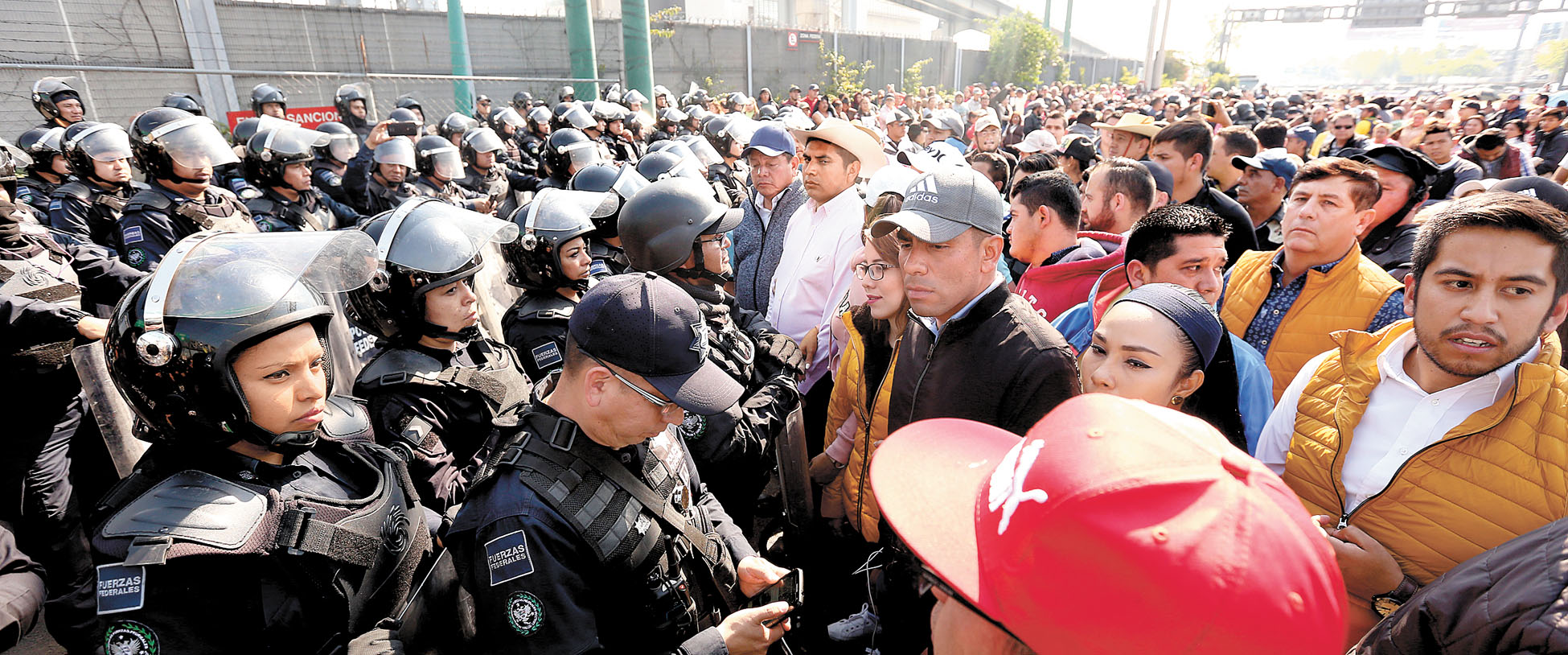 Alrededor de 400 militantes perredistas marcharon para exigir más recursos. (Javier Ríos)