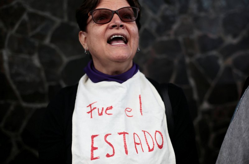 Un nicaragüense, en Costa Rica, protesta tras el cierre del canal de televisión 100% Noticias y la detención de su director Miguel Mora.