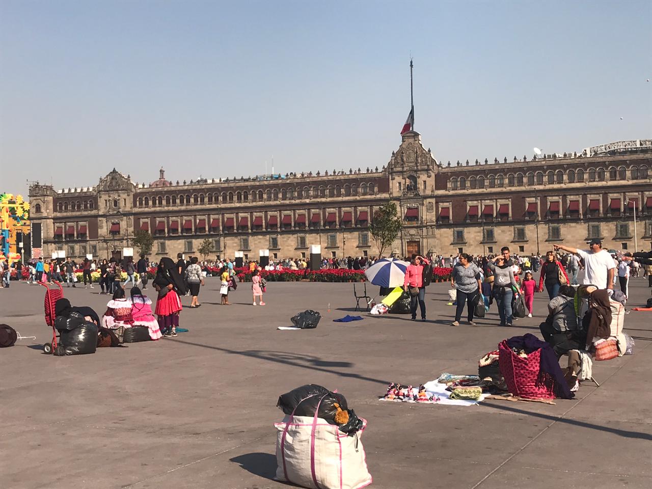 En la plancha del Zócalo ya hay algunos vendedores ambulantes. (Pedro Domínguez | Milenio)
