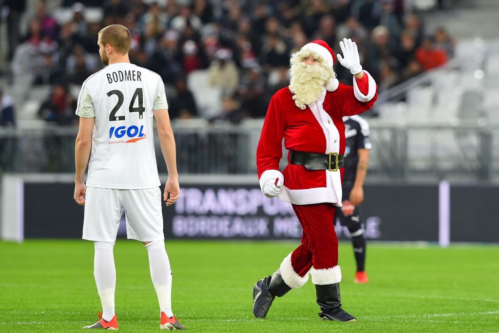 Santa Claus en el partido entre Bordeaux y Amiens (AFP)