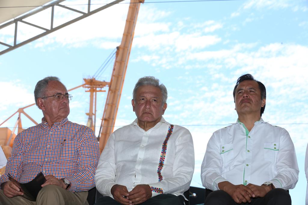 El secretario de Comunicaciones y Transportes (der.) acompañó al Presidente a la presentación en su gira por Oaxaca (Nelly Salas)