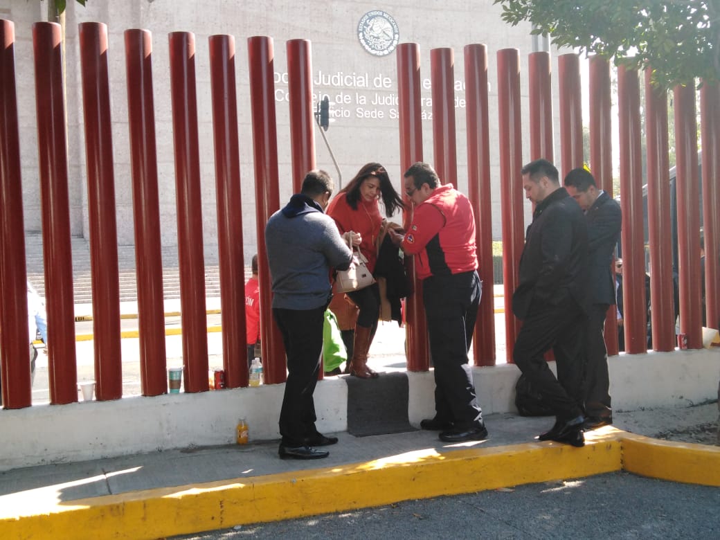 Desde el viernes organizaciones campesinas mantienen bloqueado el recinto legislativo (Elia Castillo)
