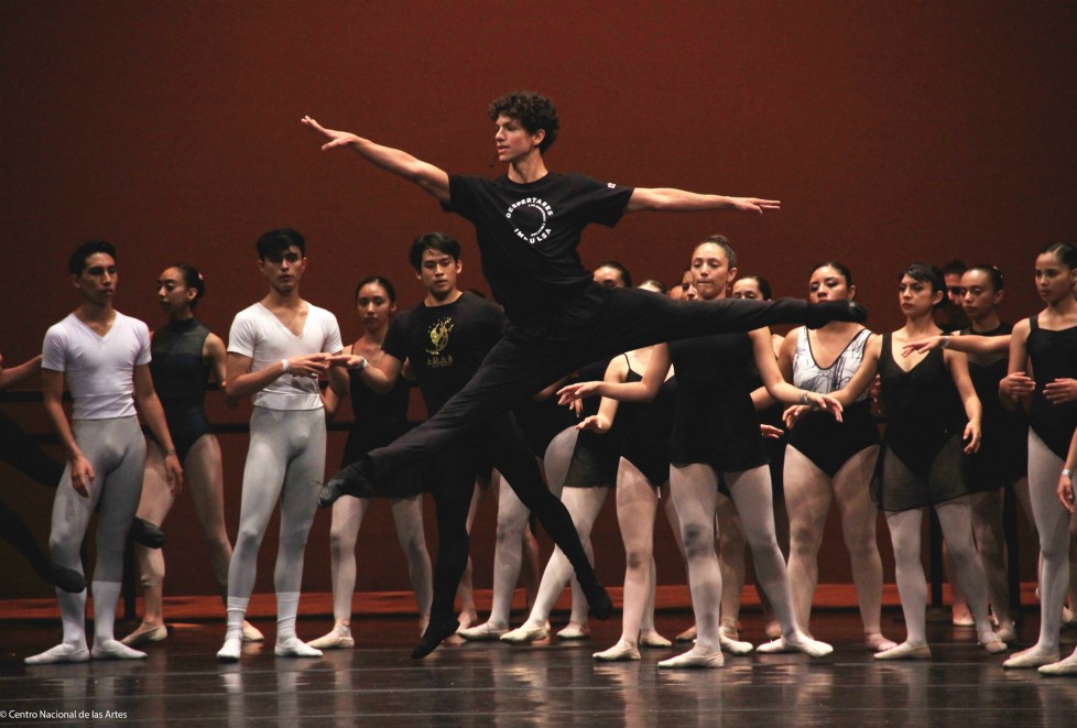 El bailarín jalisciense presentó Despertares en el Auditorio Nacional. (Notimex)