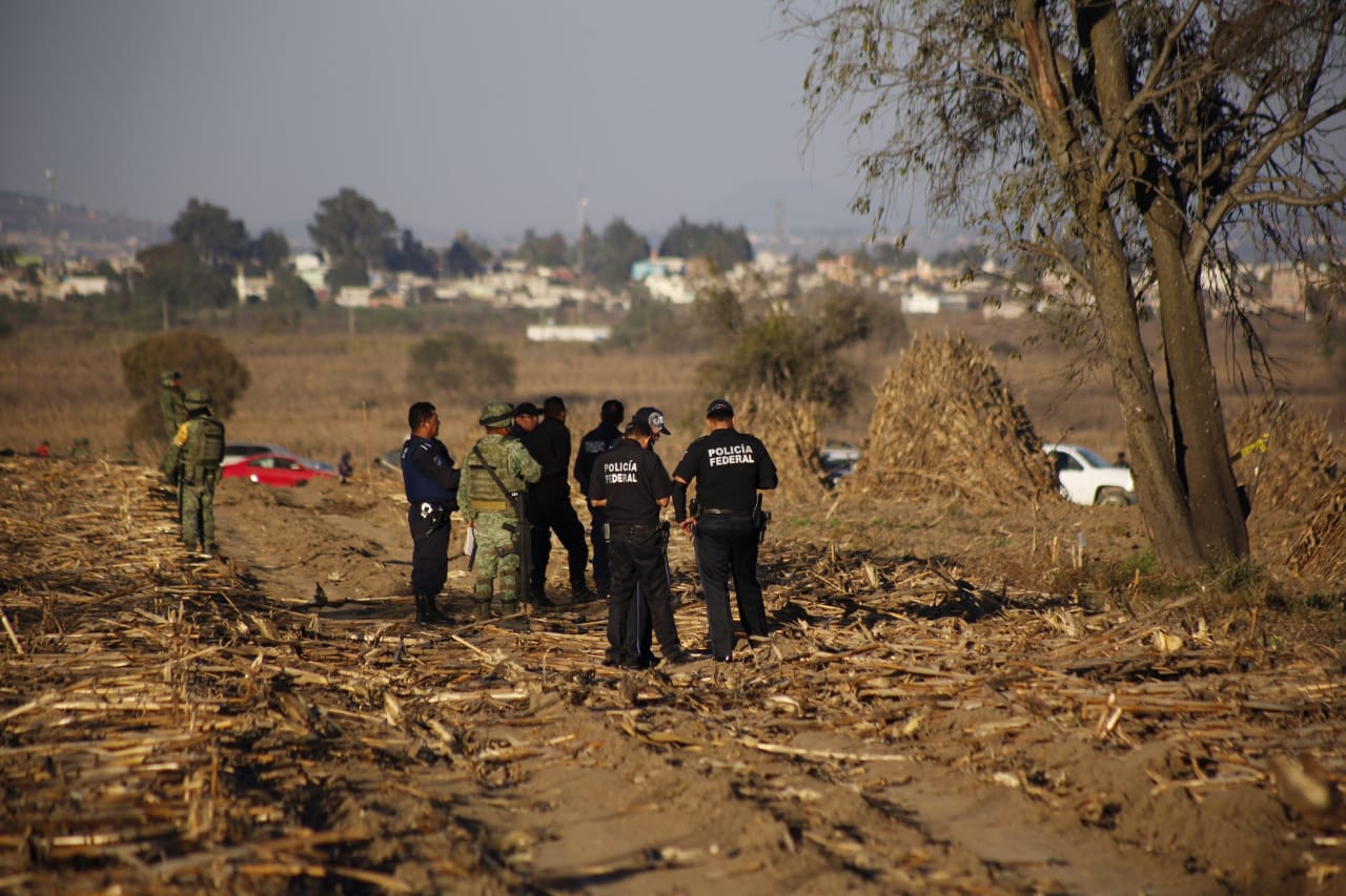 Elementos de protección civil, policías y militares, custodian el área donde se desplomó la aeronave. Andrés Lobato