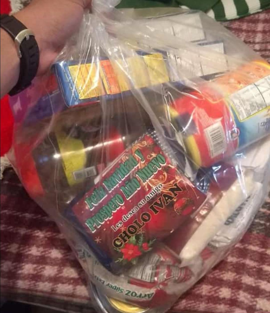 “Feliz Navidad y Próspero Año Nuevo les desea su amigo Cholo Iván”, se lee en las tarjetas que vienen en la despensa.