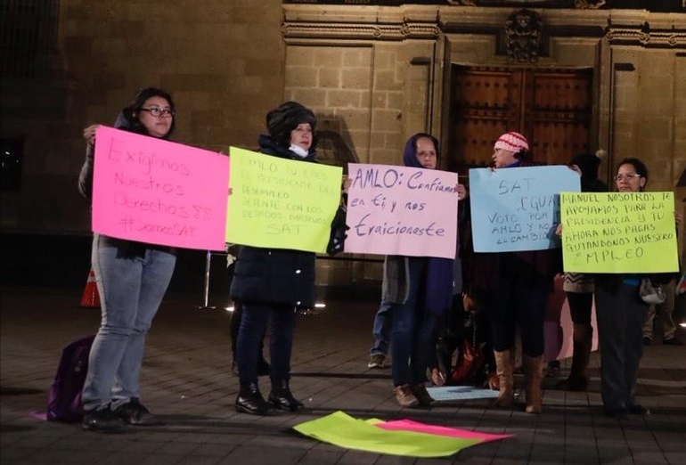 Frente al acceso principal, lanzan consignas de reclamo. (César Velázquez)