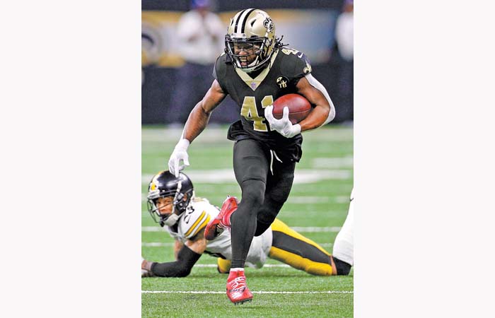 Con dos TD por tierra, Alvin Kamara hirió de muerte a Pittsburgh. AFP