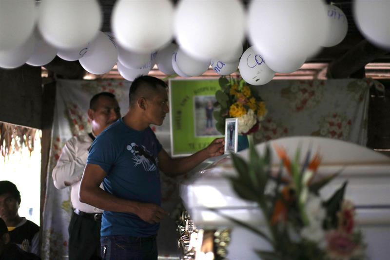 Los vecinos comenzaron a llegar a dar el pésame a la familia, en especial a Claudia Maquín, la madre de la menor fallecida el pasado 8 de diciembre.