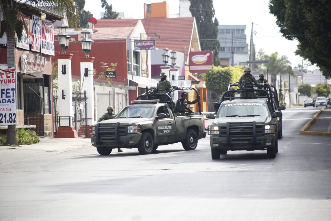 En los alrededores de la funeraria Valle de los Ángeles hay la presencia de elementos del ejército mexicano (Andrés Lobato)