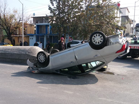 El auto Versa quedó volcado. (Foto: Agustín Martínez)