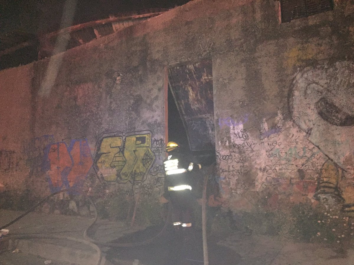 Bomberos de Guadalajara sofocaron incendio en la colonia Heliodoro Hernández Loza (Tomada de Twitter @PCYBOMGDL)