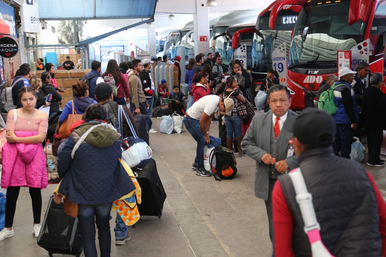 Cientos de usuarios ya se dan cita en la Central de Autobuses con la intención de viajar a otra entidad. (Jorge Sánchez)