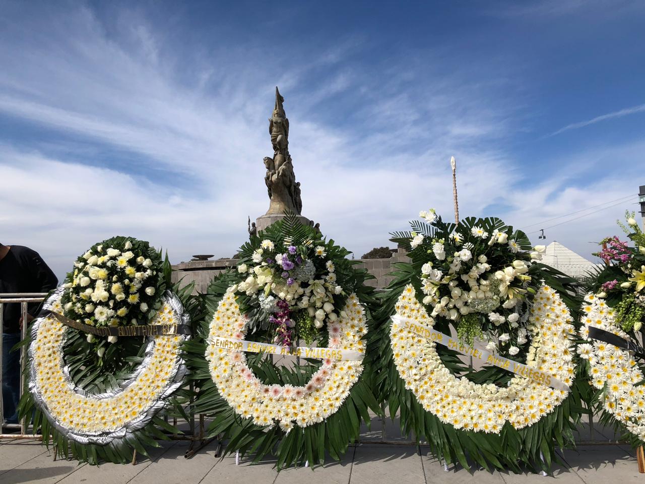En el lugar se han colocado decenas de arreglos florales de parte de familiares y amigos. (Israel Navarro)