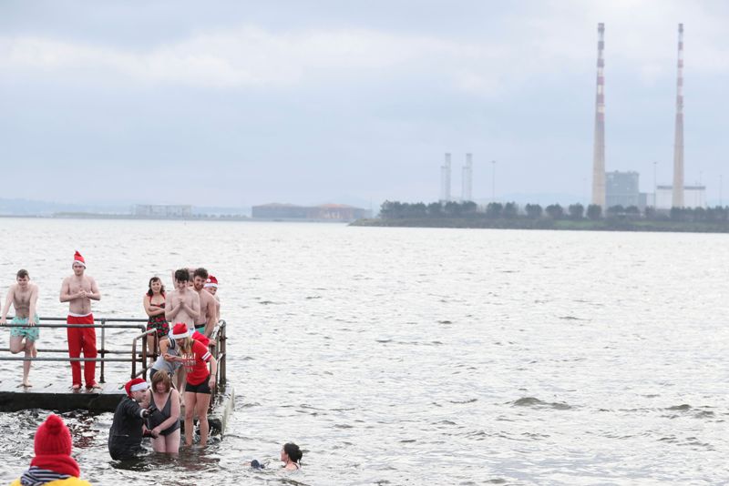 Gente participa en el evento anual de natación navideña Clontarf Yacht & Boat Club en dUBLÍN. (AP)