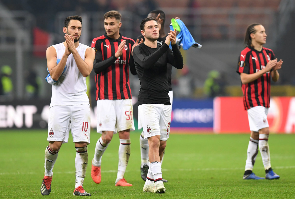 Jugadores del Milan al finalizar un partido de la Europa League (Reuters )