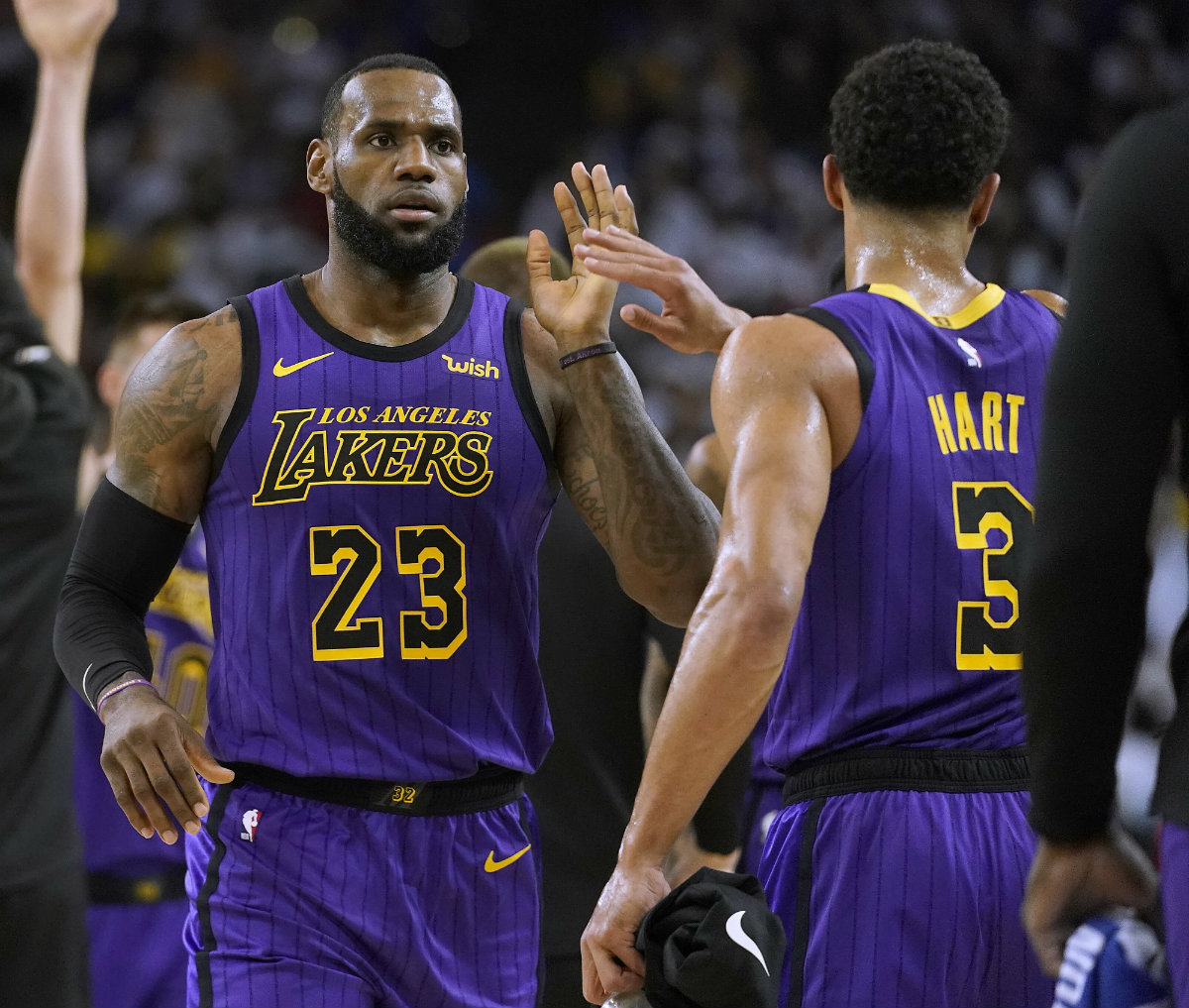 Los Lakers aplastaron 127-101 a los Warriors (AP)