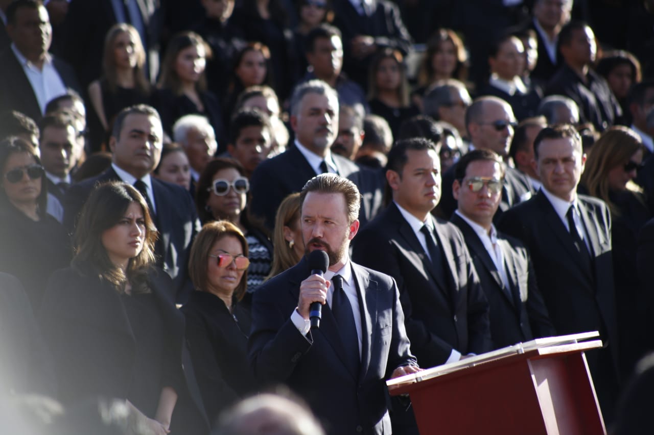 Luis Banck ofrece discurso en el funeral de Martha Erika Alonso y Rafael Moreno Valle (Foto: Andrés Lobato)