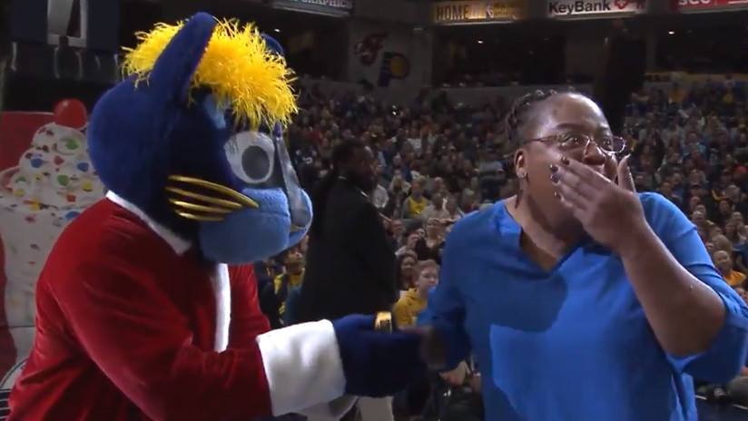 El obsequio de Oladipo fue entregado por la mascota de los Pacers (Especial)