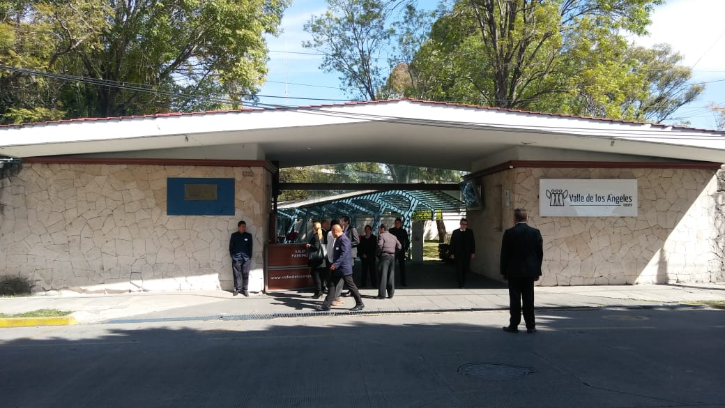 Seguridad de la funeraria donde velan a Martha Erika Alonso evita el acceso al inmueble (Jaime Zambrano)