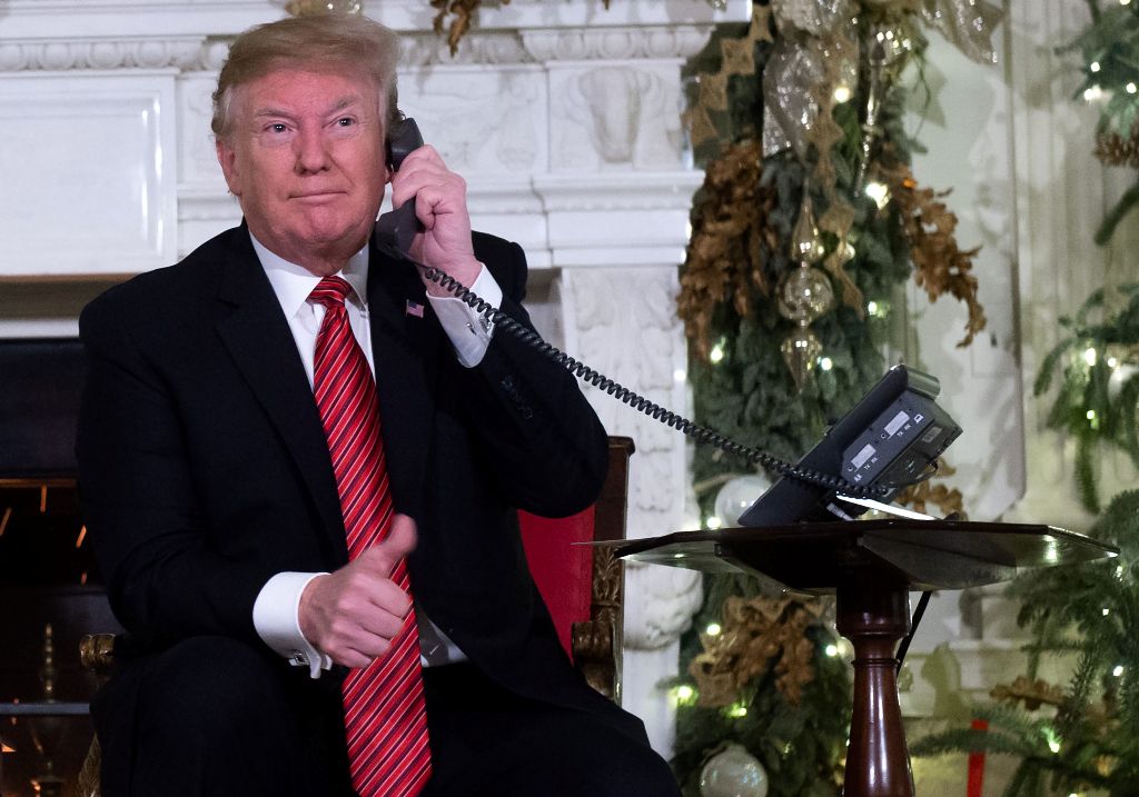 Trump estuvo recibiendo llamadas de niños que querían saber la localización de Santa Claus. (AFP)