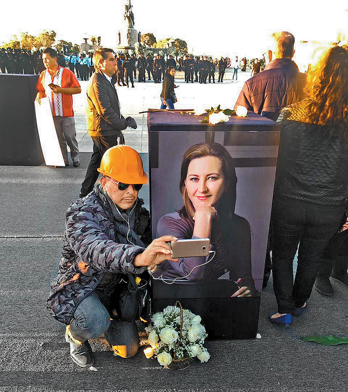Afines a la gobernadora se tomaron la foto con la imagen impresa de la mandataria en la Plaza de la Victoria. (Israel Navarro)