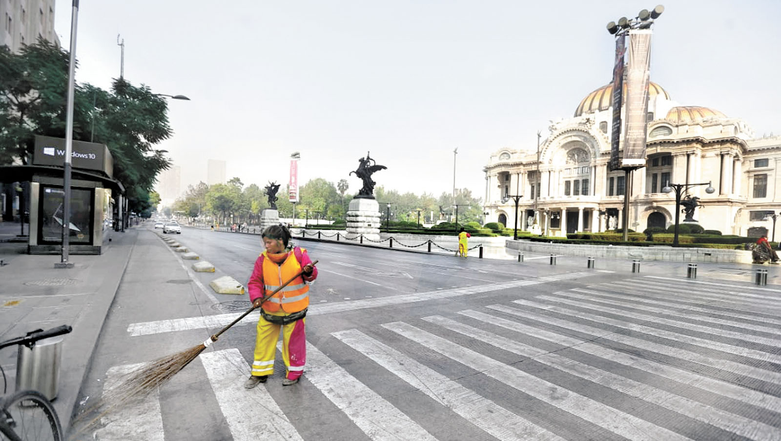 En una ciudad fantasma, el tránsito vehicular fue escaso. (Héctor Téllez)