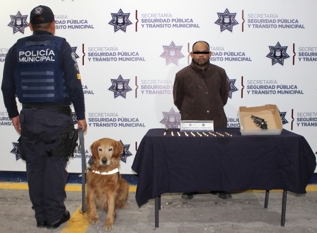 El detenido portaba un arma de fuego y una pipa con residuos de posible cristal (Especial)