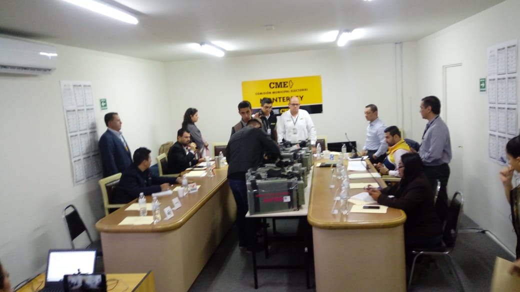 Los primeros paquetes ya fueron llevados a la sala donde se encuentra el Consejo de la Comisión Municipal de Monterrey. (Foto: Adín Castillo)