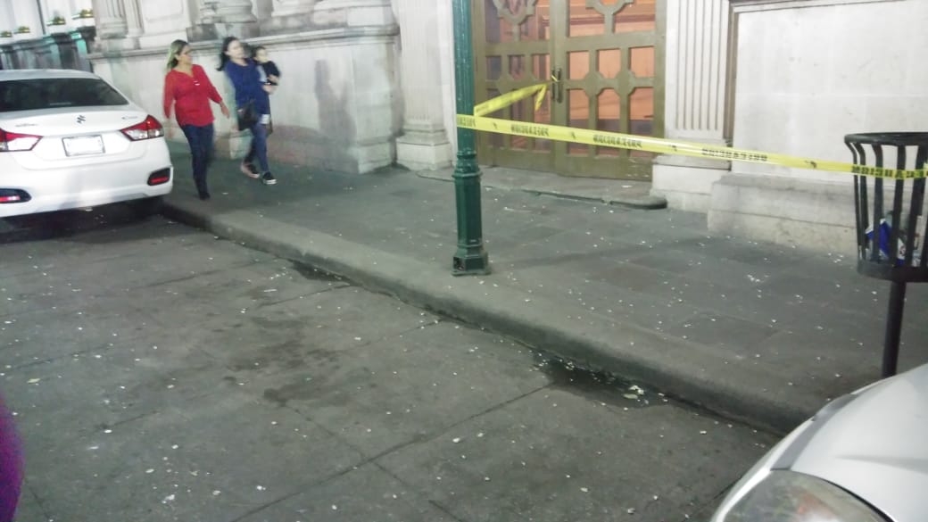 Protección Civil de manera inmediata aplicó acciones pertinentes para prevención de la población que transita por el lugar (Pablo Reyes)