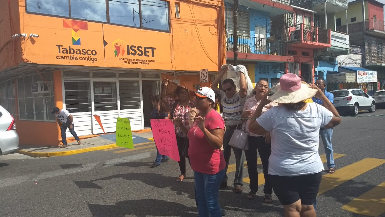 Trabajadores y pensionados protestan en Tabasco por falta de pagos de fin de año/Mariel Arroyo.