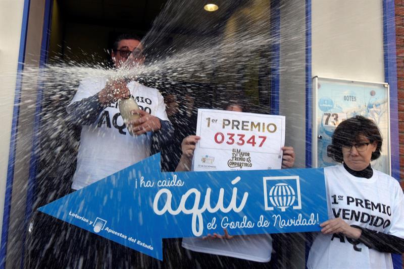 La tradición de comprar lotería de Navidad ha llegado a otros países europeos e iberoamericanos debido a la fama del sorteo. (EFE)