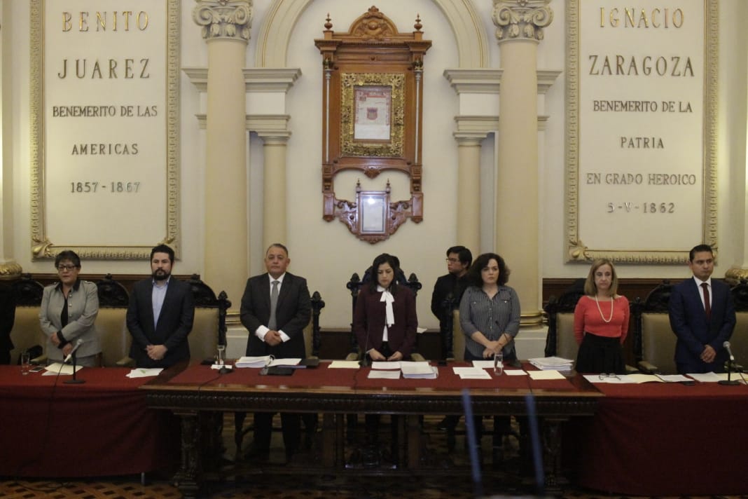 El Cabildo del Ayuntamiento de Puebla guardó un minuto de silencio en honor a los fallecidos por accidente aéreo el lunes pasado (Miguel Romero)